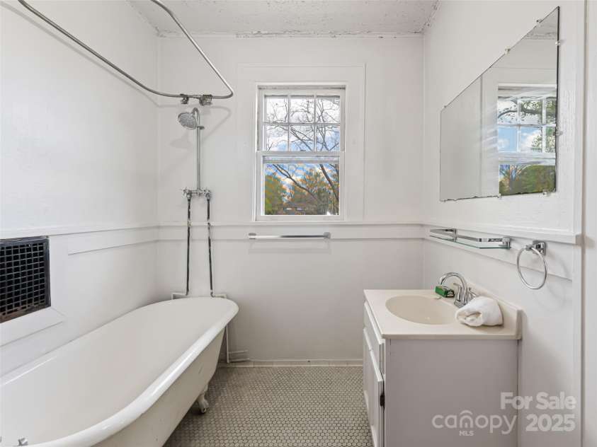 187 & 189 Pearson Drive, Asheville, NC 28801.  MLS# CAR4246914, YatesRealty ID 9743. Bath - 187