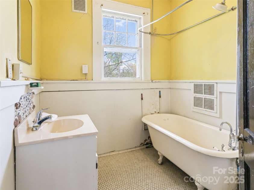 187 & 189 Pearson Drive, Asheville, NC 28801.  MLS# CAR4246914, YatesRealty ID 9743. Bath - 189