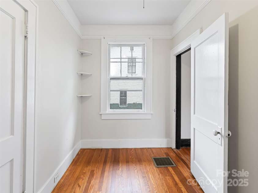 187 & 189 Pearson Drive, Asheville, NC 28801.  MLS# CAR4246914, YatesRealty ID 9743. Small upstairs room - Office/nursury - 187