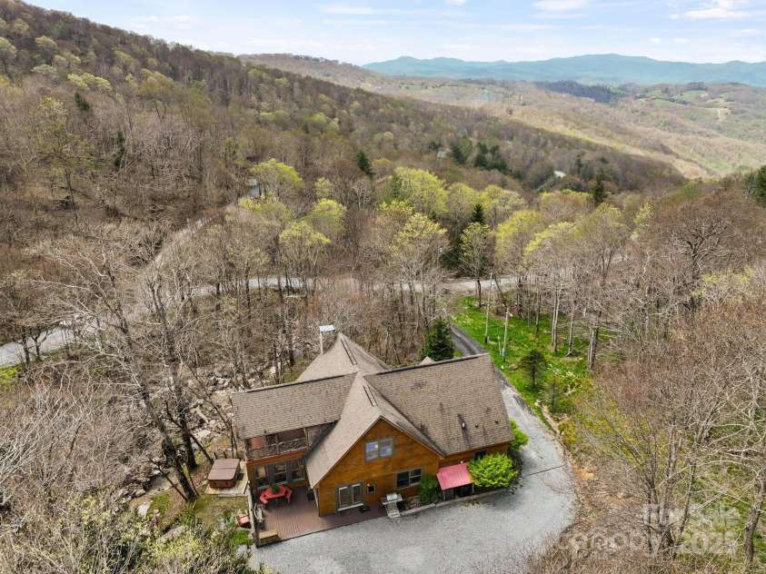 140 Spruce Hollow Road, Beech Mountain, NC 28604.  MLS# CAR4263469, YatesRealty ID 9744. 