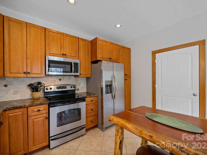140 Spruce Hollow Road, Beech Mountain, NC 28604.  MLS# CAR4263469, YatesRealty ID 9744. 