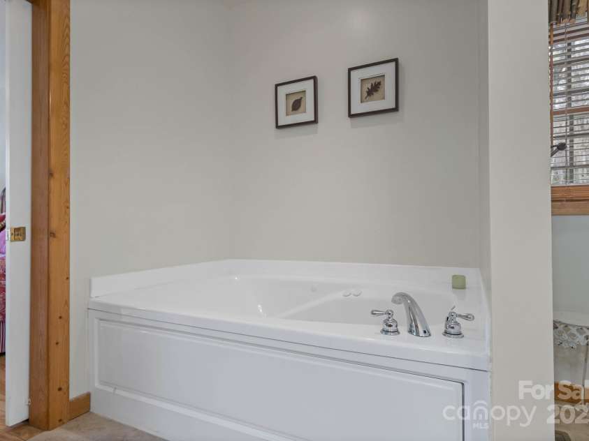 140 Spruce Hollow Road, Beech Mountain, NC 28604.  MLS# CAR4263469, YatesRealty ID 9744. 