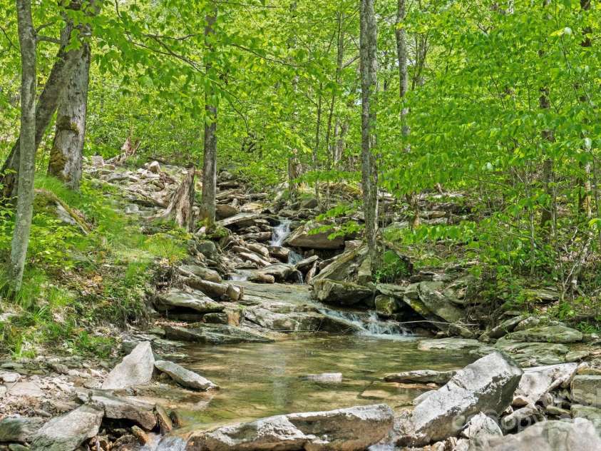 140 Spruce Hollow Road, Beech Mountain, NC 28604.  MLS# CAR4263469, YatesRealty ID 9744. 