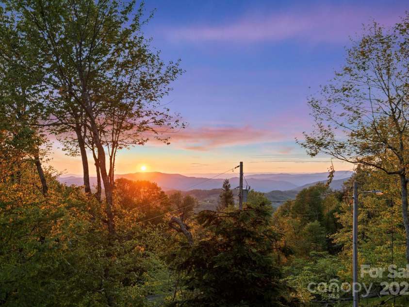 140 Spruce Hollow Road, Beech Mountain, NC 28604.  MLS# CAR4263469, YatesRealty ID 9744. 