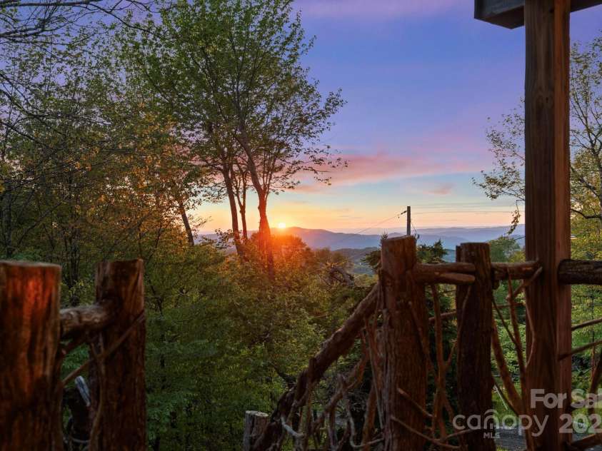 140 Spruce Hollow Road, Beech Mountain, NC 28604.  MLS# CAR4263469, YatesRealty ID 9744. 