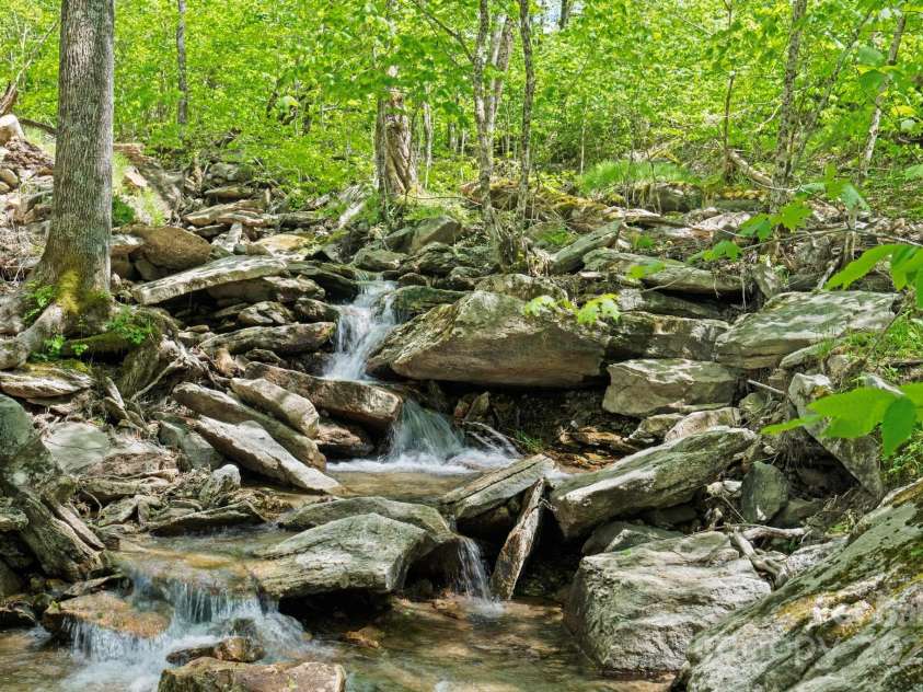 140 Spruce Hollow Road, Beech Mountain, NC 28604.  MLS# CAR4263469, YatesRealty ID 9744. Beech Creek