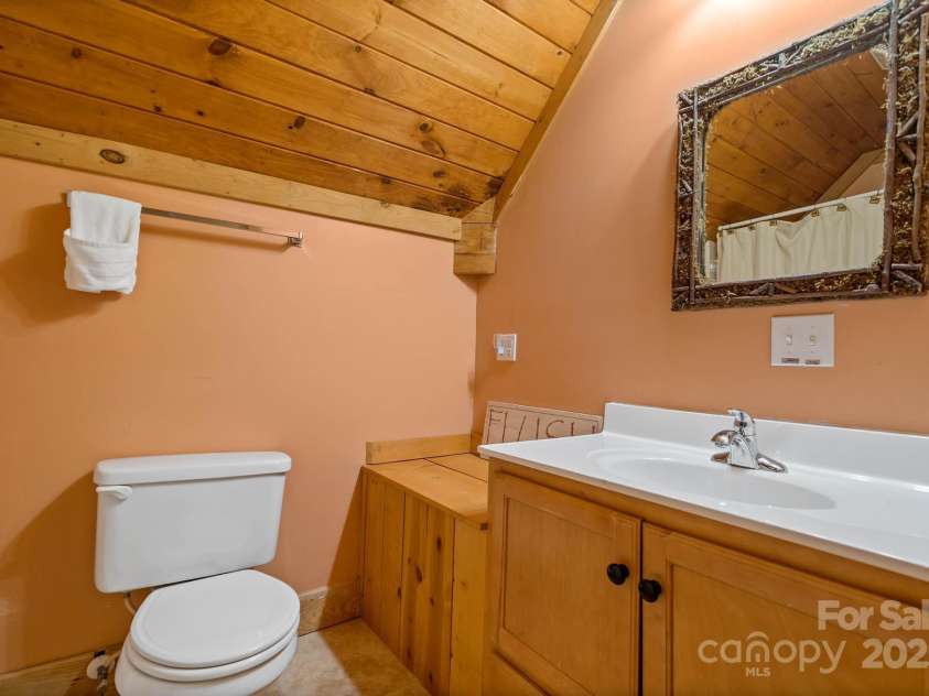 140 Spruce Hollow Road, Beech Mountain, NC 28604.  MLS# CAR4263469, YatesRealty ID 9744. Upper Bath