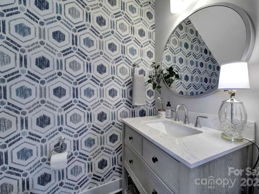 107 Poindexter Drive, Charlotte, NC 28203.  MLS# CAR4226700, YatesRealty ID 9746. Half bath on main level.