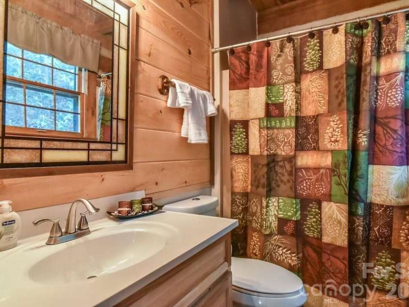 48 Buck Ridge Road, Fairview, NC 28730.  MLS# CAR4290270, YatesRealty ID 9748. Main level primary bathroom
