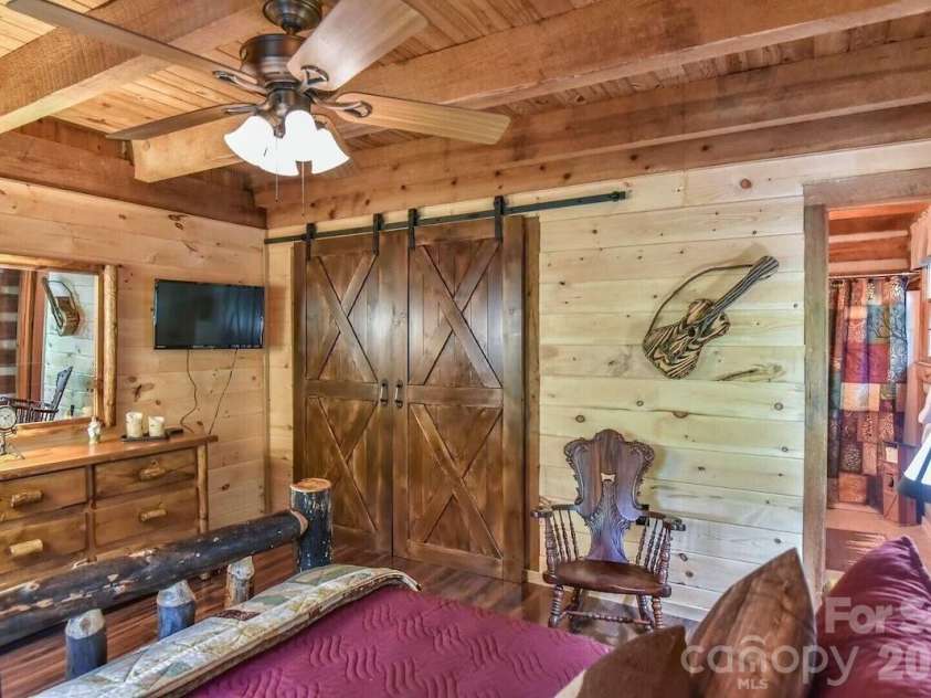 48 Buck Ridge Road, Fairview, NC 28730.  MLS# CAR4290270, YatesRealty ID 9748. Main level primary bedroom