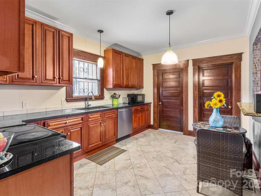 215 Eastway Drive, Charlotte, NC 28213.  MLS# CAR4204752, YatesRealty ID 975. 
