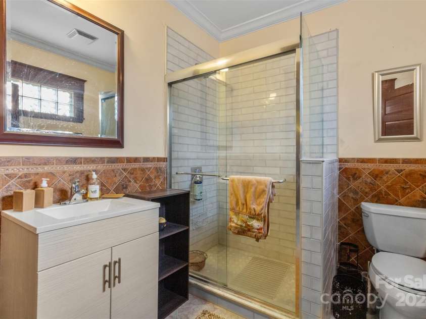 215 Eastway Drive, Charlotte, NC 28213.  MLS# CAR4204752, YatesRealty ID 975. 
