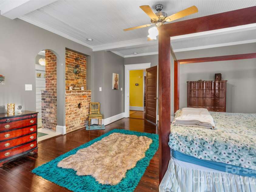 215 Eastway Drive, Charlotte, NC 28213.  MLS# CAR4204752, YatesRealty ID 975. 