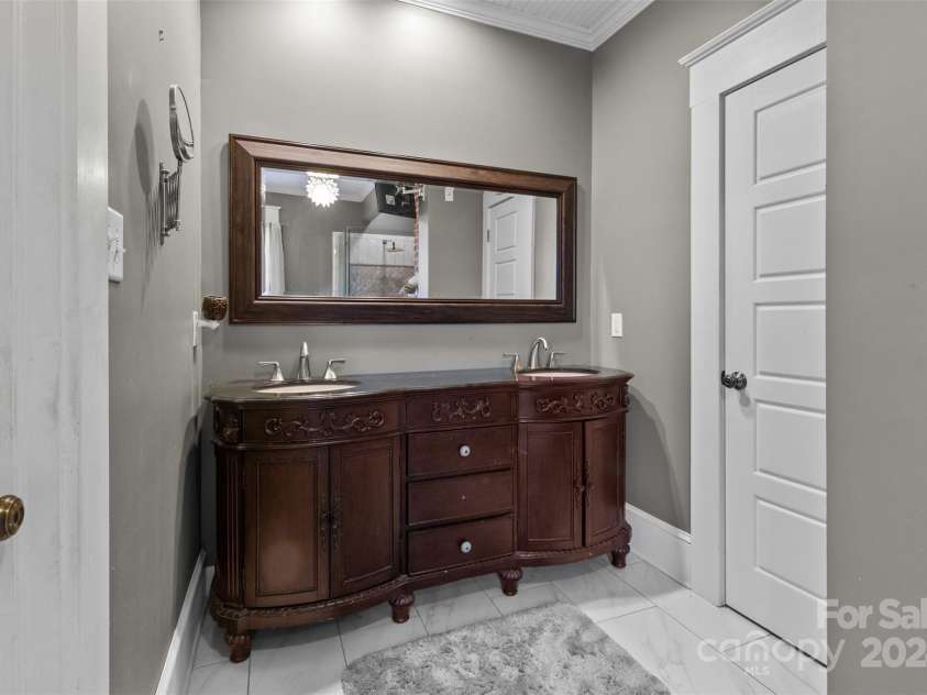 215 Eastway Drive, Charlotte, NC 28213.  MLS# CAR4204752, YatesRealty ID 975. 