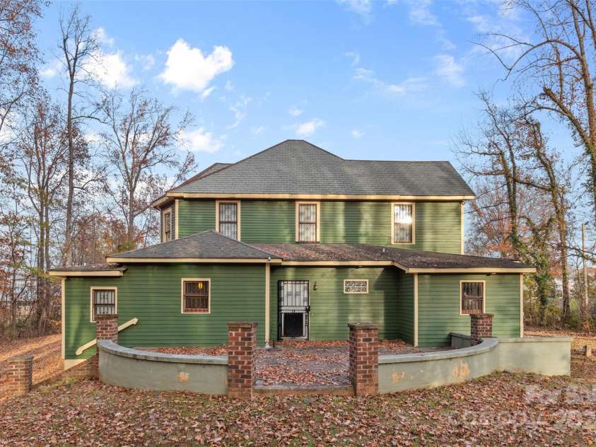 215 Eastway Drive, Charlotte, NC 28213.  MLS# CAR4204752, YatesRealty ID 975. 