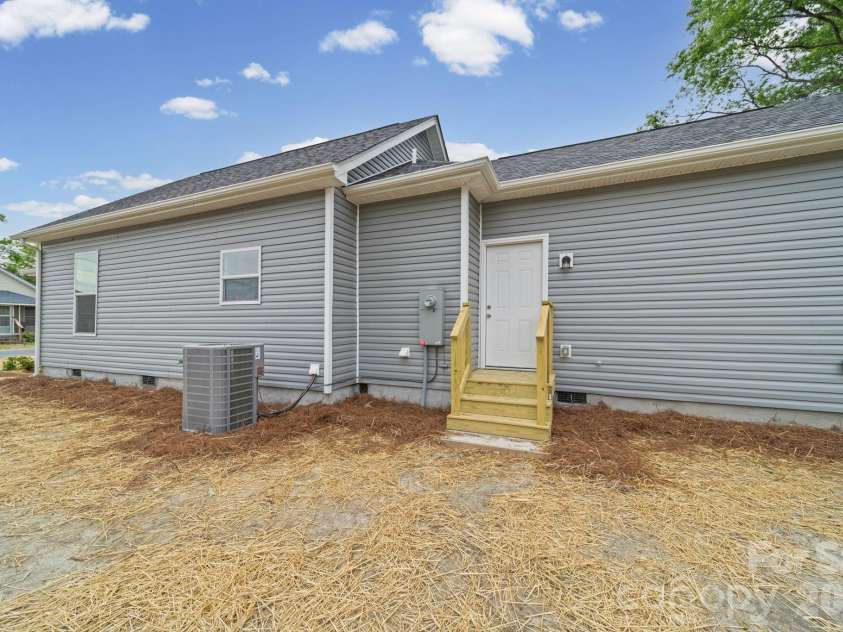 206 Legrand Street, Cheraw, SC 29520.  MLS# CAR4363903, YatesRealty ID 9750. 