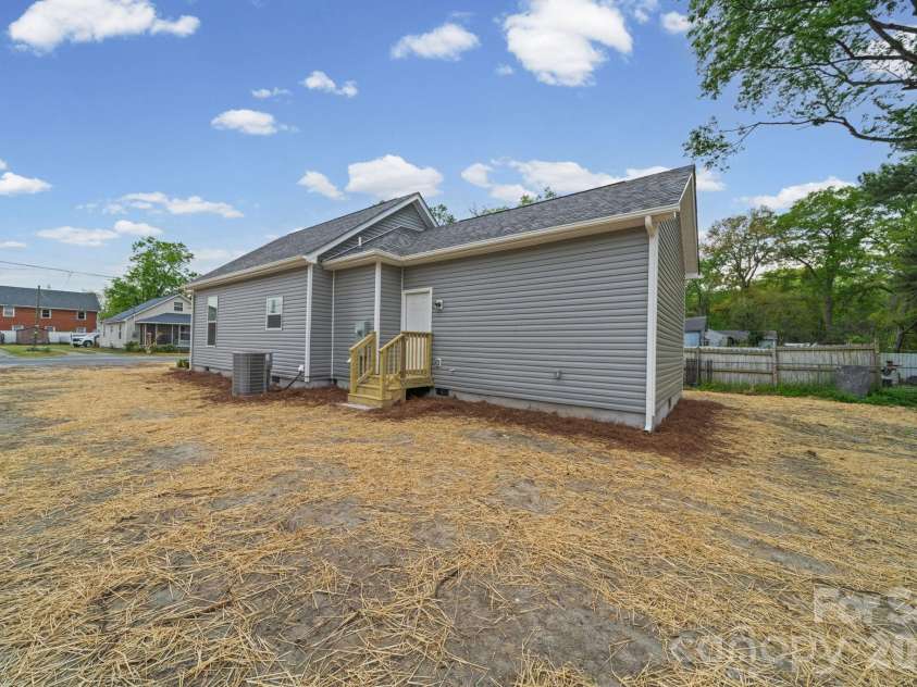 206 Legrand Street, Cheraw, SC 29520.  MLS# CAR4363903, YatesRealty ID 9750. 