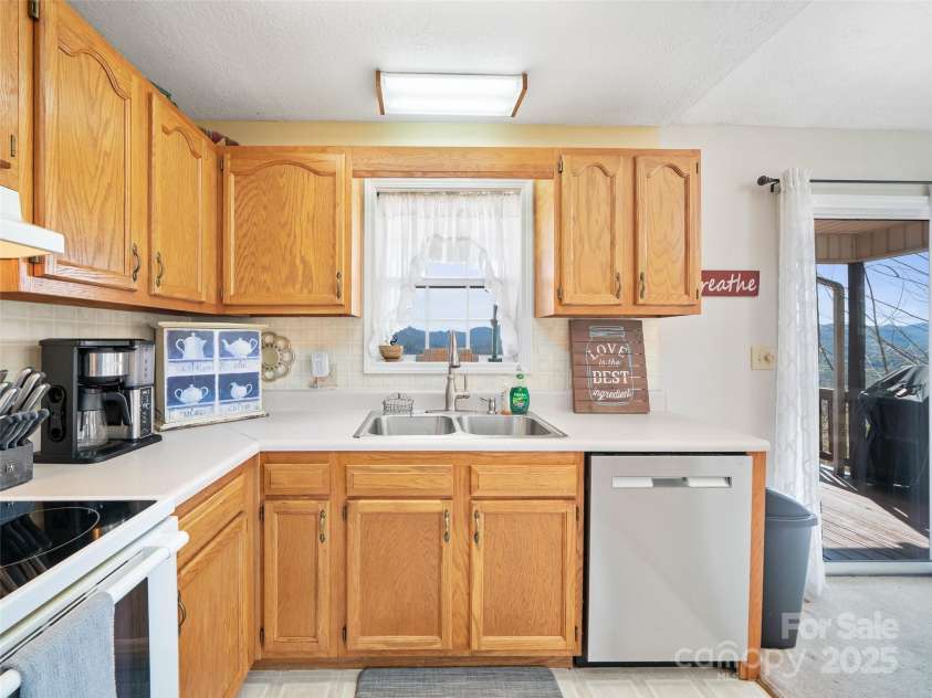 364 Blevins Knob Drive, Burnsville, NC 28714.  MLS# CAR4243259, YatesRealty ID 9750. 