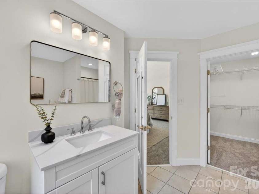 2419 Chesterfield Avenue, Charlotte, NC 28205.  MLS# CAR4365564, YatesRealty ID 9751. Primary Bath