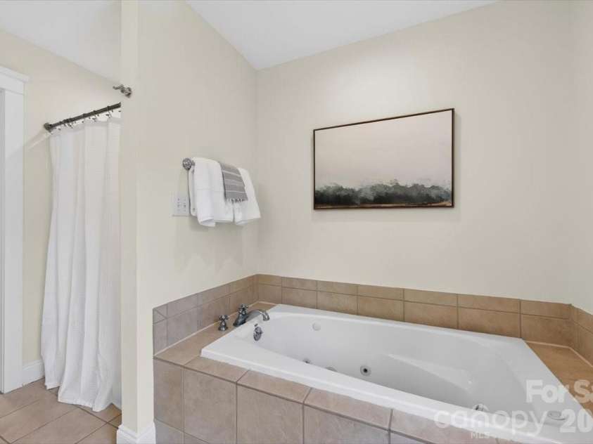 2419 Chesterfield Avenue, Charlotte, NC 28205.  MLS# CAR4365564, YatesRealty ID 9751. Primary Bath