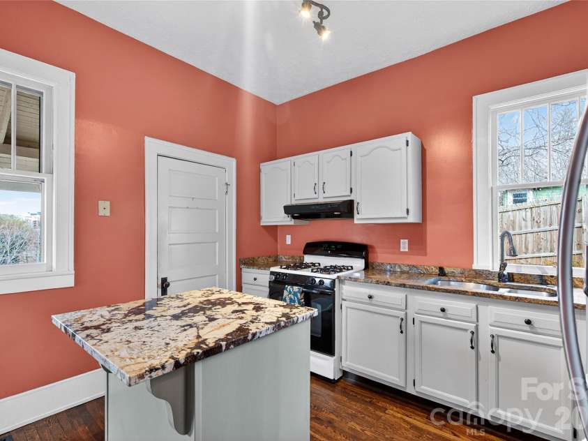 2 Hunt Hill Place, Asheville, NC 28801.  MLS# CAR4347464, YatesRealty ID 9752. 