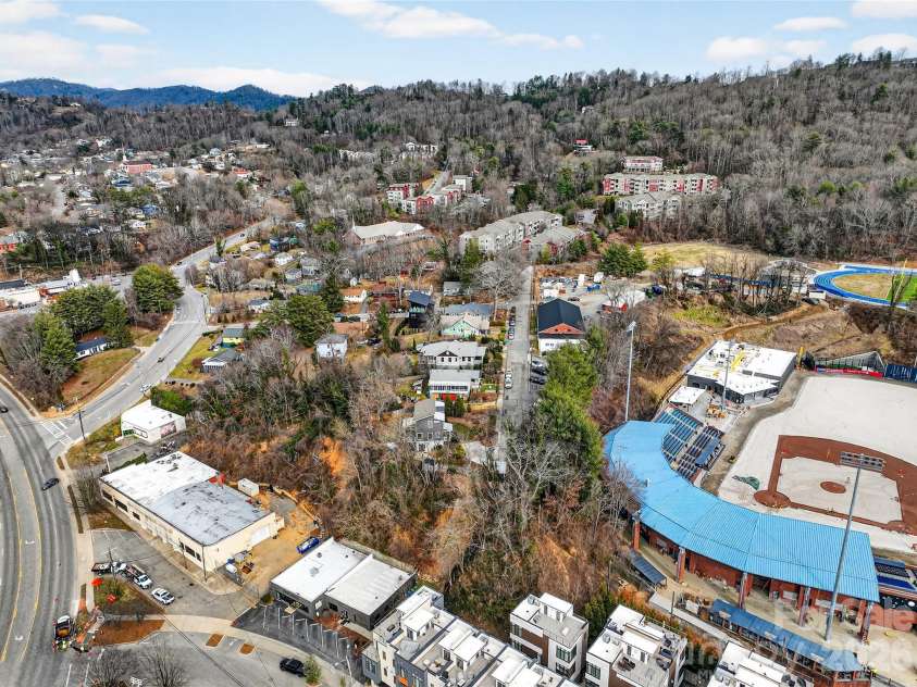 2 Hunt Hill Place, Asheville, NC 28801.  MLS# CAR4347464, YatesRealty ID 9752. 