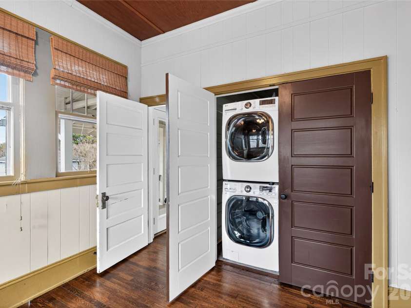 2 Hunt Hill Place, Asheville, NC 28801.  MLS# CAR4347464, YatesRealty ID 9752. Main floor!