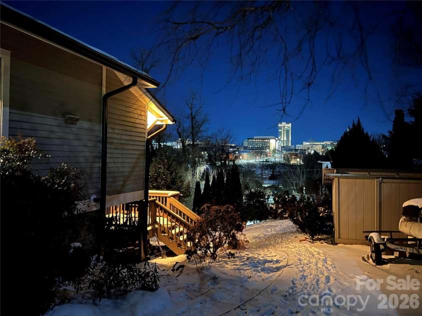 2 Hunt Hill Place, Asheville, NC 28801.  MLS# CAR4347464, YatesRealty ID 9752. Wow!
