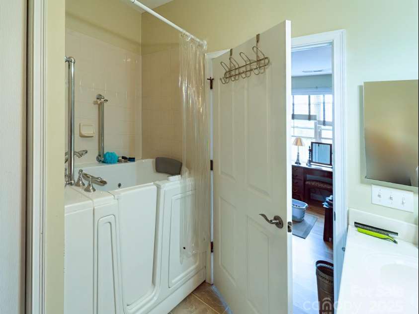 95 Outlook Circle, Swannanoa, NC 28778.  MLS# CAR4244767, YatesRealty ID 9752. Bathroom on main level