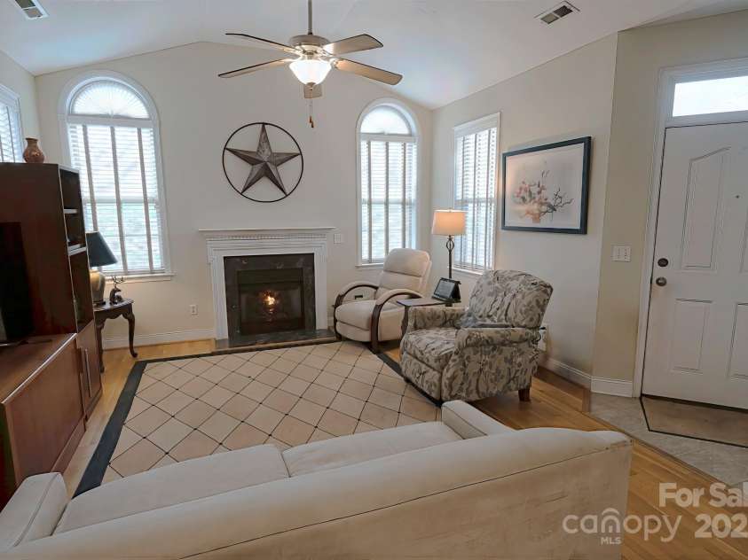 95 Outlook Circle, Swannanoa, NC 28778.  MLS# CAR4244767, YatesRealty ID 9752. Living room