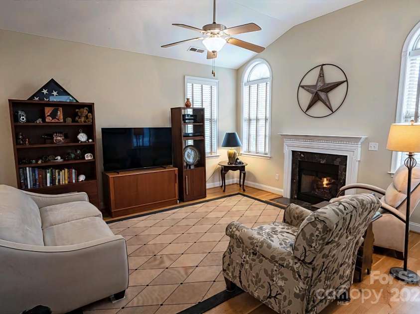 95 Outlook Circle, Swannanoa, NC 28778.  MLS# CAR4244767, YatesRealty ID 9752. Living room