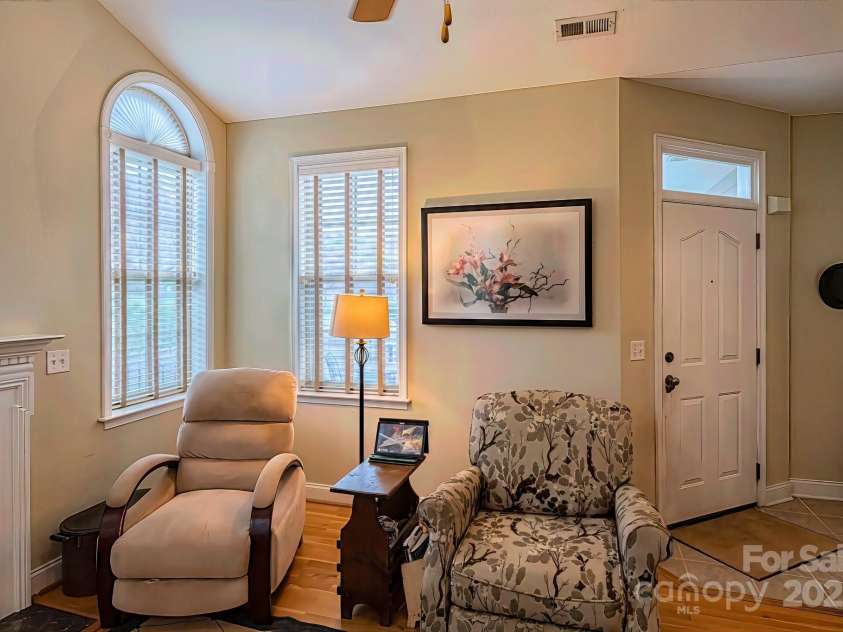 95 Outlook Circle, Swannanoa, NC 28778.  MLS# CAR4244767, YatesRealty ID 9752. Living room