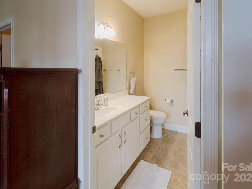 95 Outlook Circle, Swannanoa, NC 28778.  MLS# CAR4244767, YatesRealty ID 9752. Primary full bathroom on main level