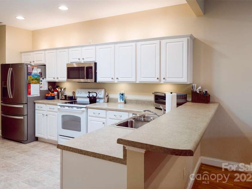 95 Outlook Circle, Swannanoa, NC 28778.  MLS# CAR4244767, YatesRealty ID 9752. Spacious kitchen