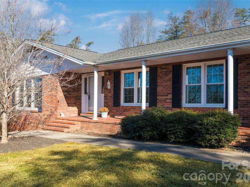 15 Lackey Lane, Asheville, NC 28804.  MLS# CAR4340980, YatesRealty ID 9753. 