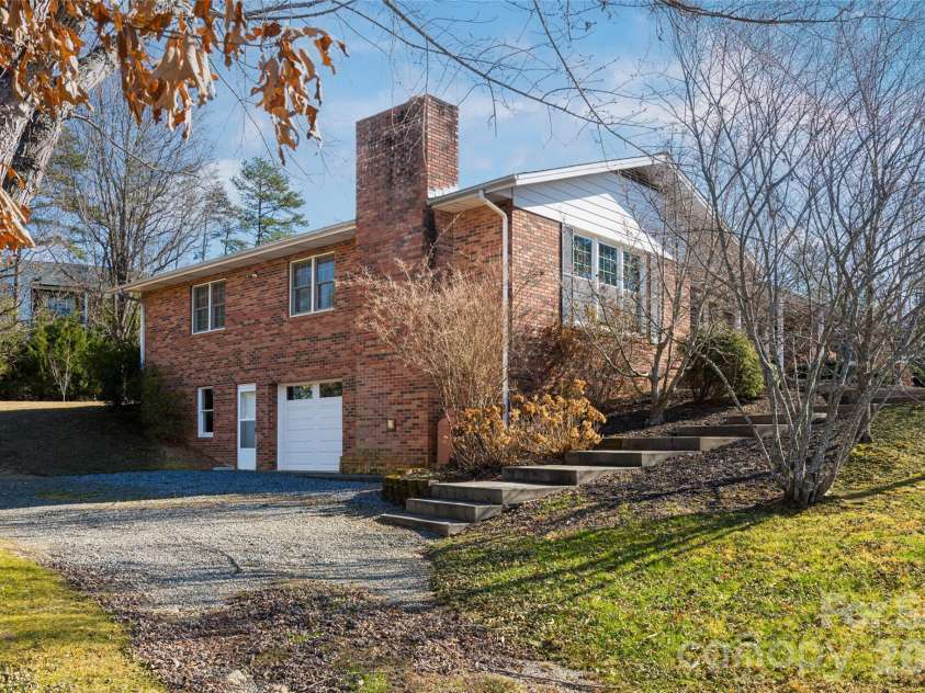 15 Lackey Lane, Asheville, NC 28804.  MLS# CAR4340980, YatesRealty ID 9753. 