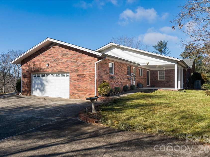 15 Lackey Lane, Asheville, NC 28804.  MLS# CAR4340980, YatesRealty ID 9753. 