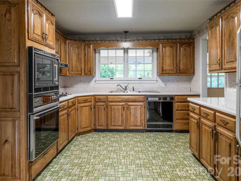 15 Lackey Lane, Asheville, NC 28804.  MLS# CAR4340980, YatesRealty ID 9753. 