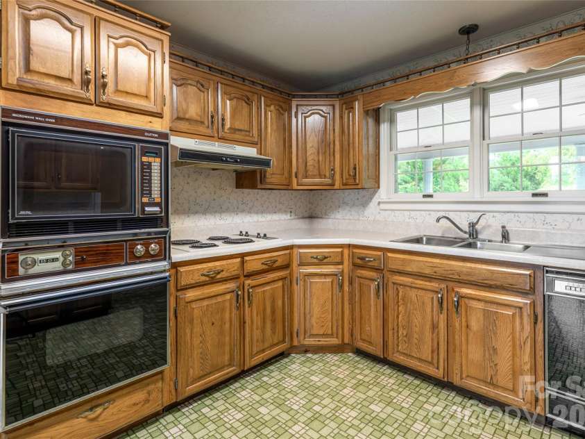 15 Lackey Lane, Asheville, NC 28804.  MLS# CAR4340980, YatesRealty ID 9753. 
