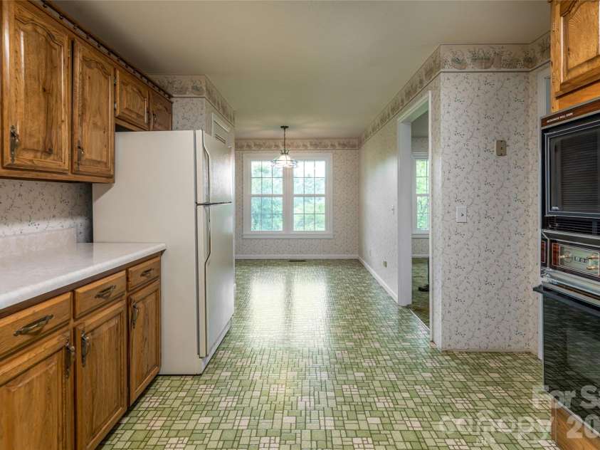 15 Lackey Lane, Asheville, NC 28804.  MLS# CAR4340980, YatesRealty ID 9753. 