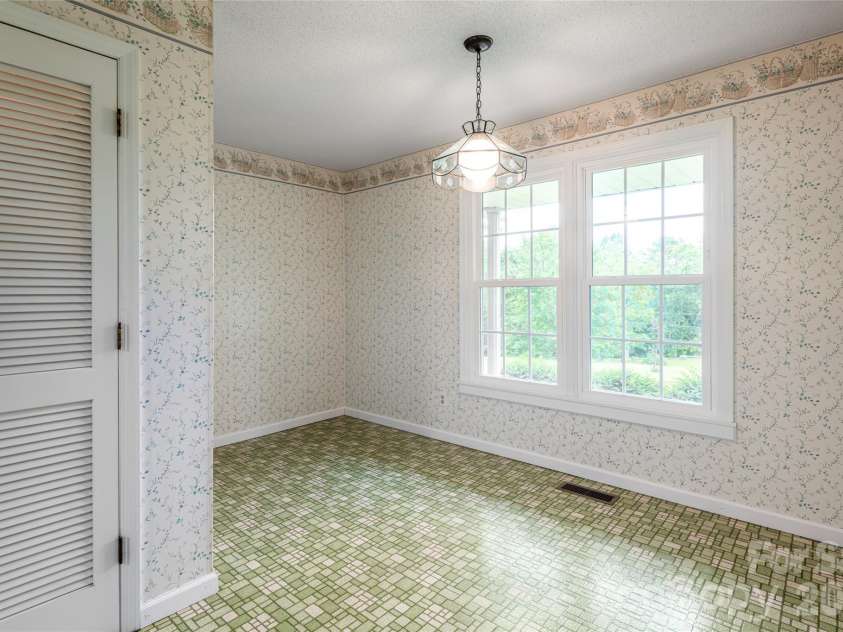 15 Lackey Lane, Asheville, NC 28804.  MLS# CAR4340980, YatesRealty ID 9753. 