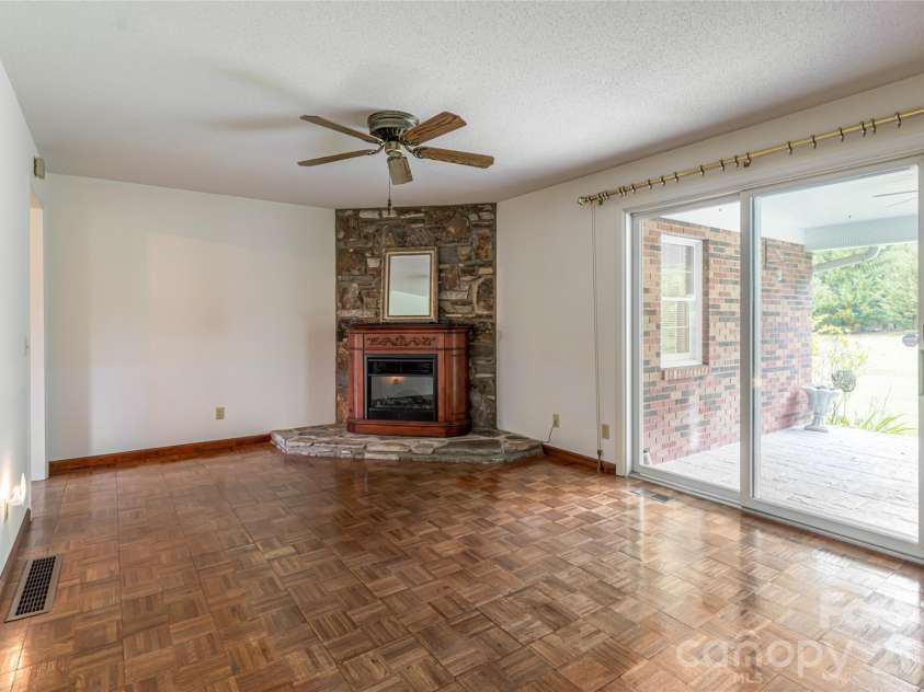 15 Lackey Lane, Asheville, NC 28804.  MLS# CAR4340980, YatesRealty ID 9753. 