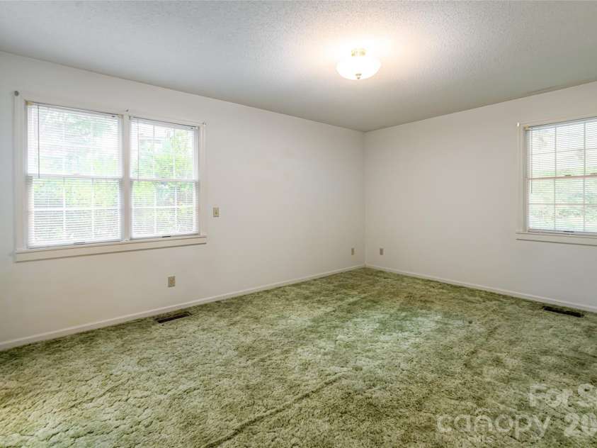 15 Lackey Lane, Asheville, NC 28804.  MLS# CAR4340980, YatesRealty ID 9753. 