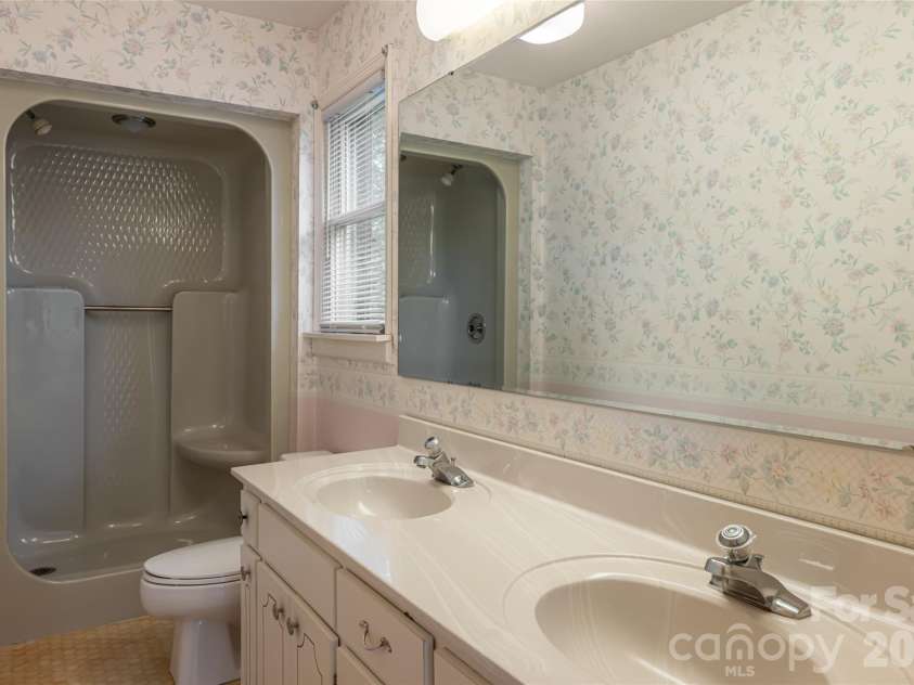 15 Lackey Lane, Asheville, NC 28804.  MLS# CAR4340980, YatesRealty ID 9753. 