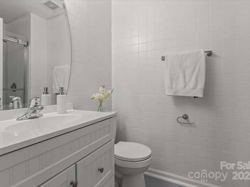 6224 Rosecroft Drive, Charlotte, NC 28215.  MLS# CAR4239650, YatesRealty ID 9757. En suite primary bathroom
