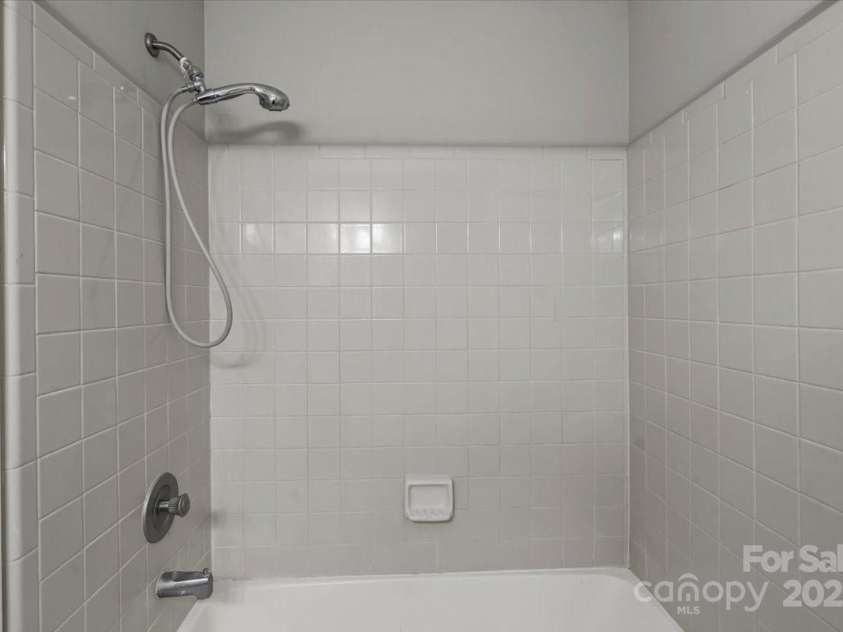 6224 Rosecroft Drive, Charlotte, NC 28215.  MLS# CAR4239650, YatesRealty ID 9757. Full Bathroom #2