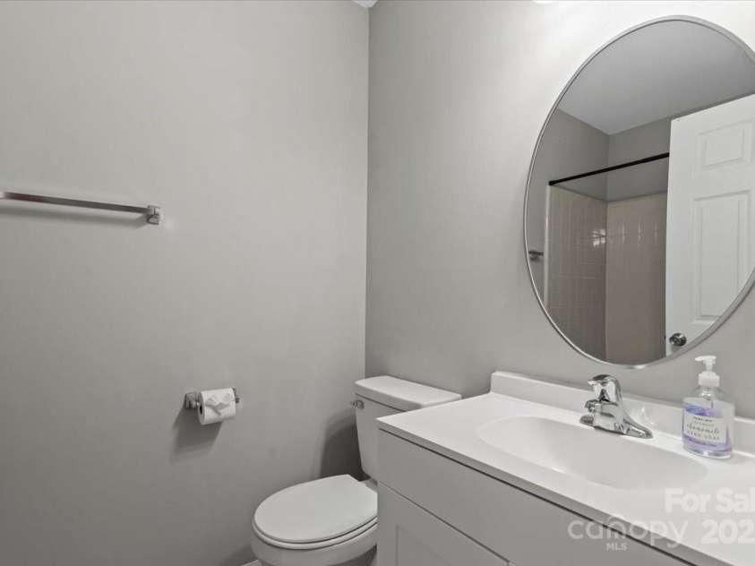 6224 Rosecroft Drive, Charlotte, NC 28215.  MLS# CAR4239650, YatesRealty ID 9757. Full Bathroom #2
