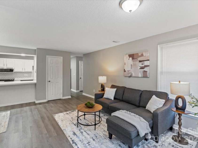 6224 Rosecroft Drive, Charlotte, NC 28215.  MLS# CAR4239650, YatesRealty ID 9757. Living room