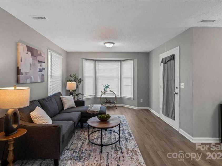 6224 Rosecroft Drive, Charlotte, NC 28215.  MLS# CAR4239650, YatesRealty ID 9757. Living Room