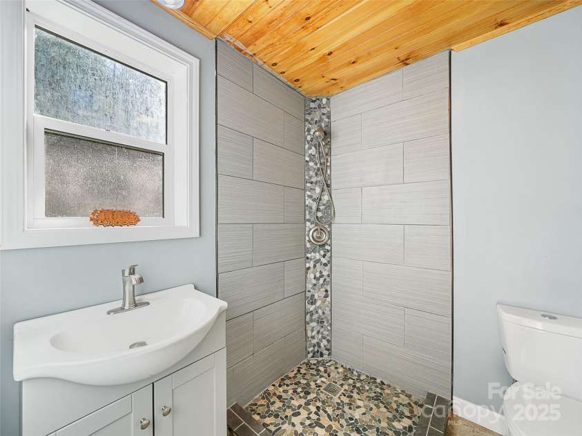 23 Katies Road, Marshall, NC 28753.  MLS# CAR4203088, YatesRealty ID 976. Main Floor Bathroom 1